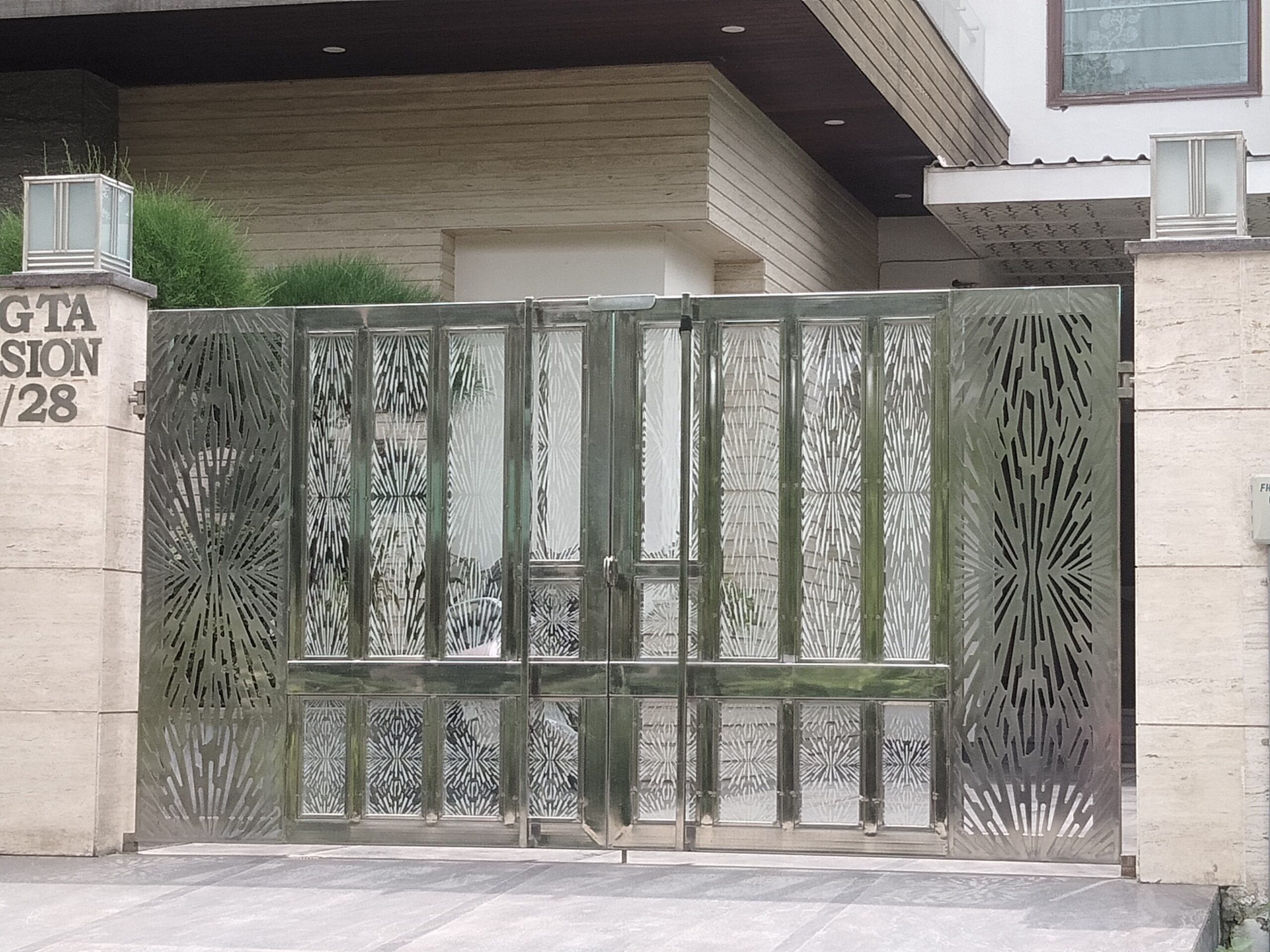 Modern gate design made with steel