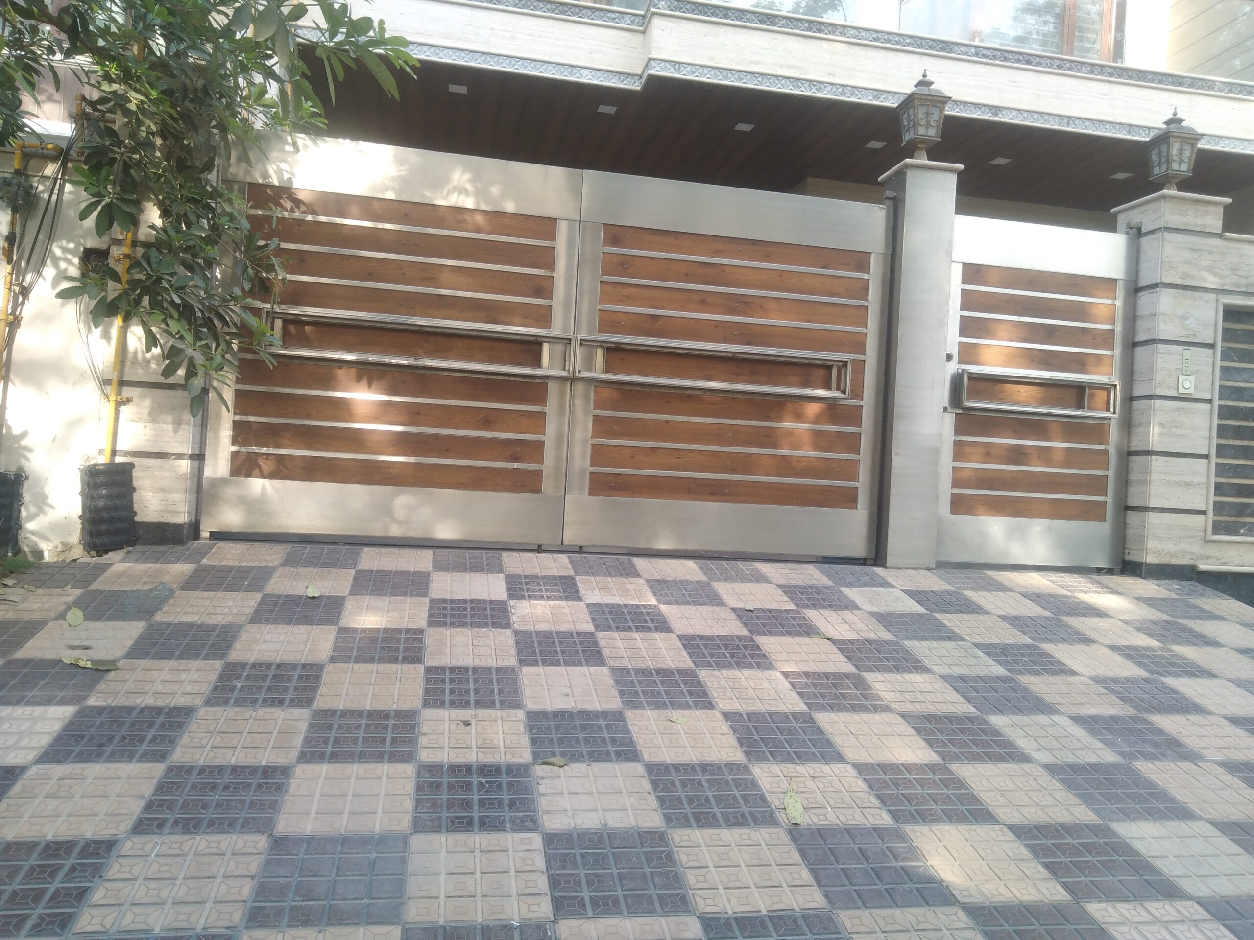 Modern gate design for house front